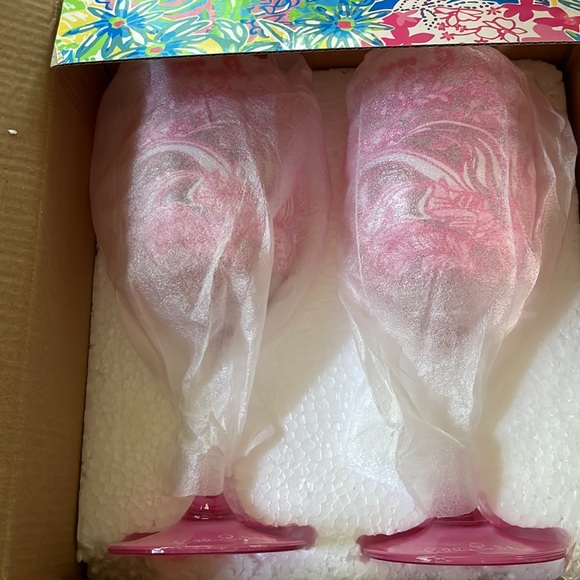 Lilly Pulitzer Wine Basket with Glasses and Wine Bottle Stopper, New Condition - Picture 10 of 11